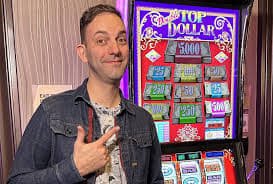 Tampilan studio dealer Lightning Baccarat di platform slot 50000